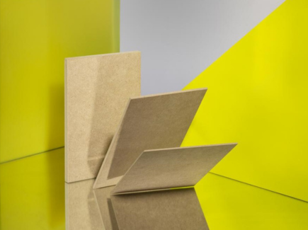INFINITE TRICOYA® FINSA - Panneau MDF Panneau MDF INFINITE TRICOYA® FINSA. Photo d'ambiance avec 3 panneaux marrons sur un fond de couleur jaune-vert.