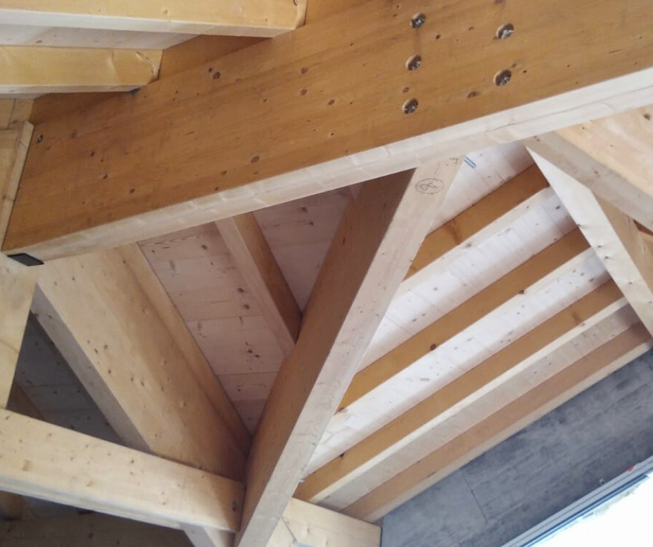 Charpente lamellé-collée Charpente bois lamellé-collé. Poutres, pannes assemblées, formant la structure de la charpente.