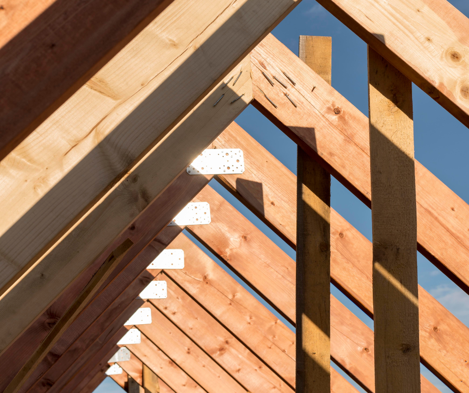 Charpente à fermettes Réalisation d'une charpente bois à fermettes, charpente industrielle. Les éléments de structure sont asssemblés et forment des triangles.