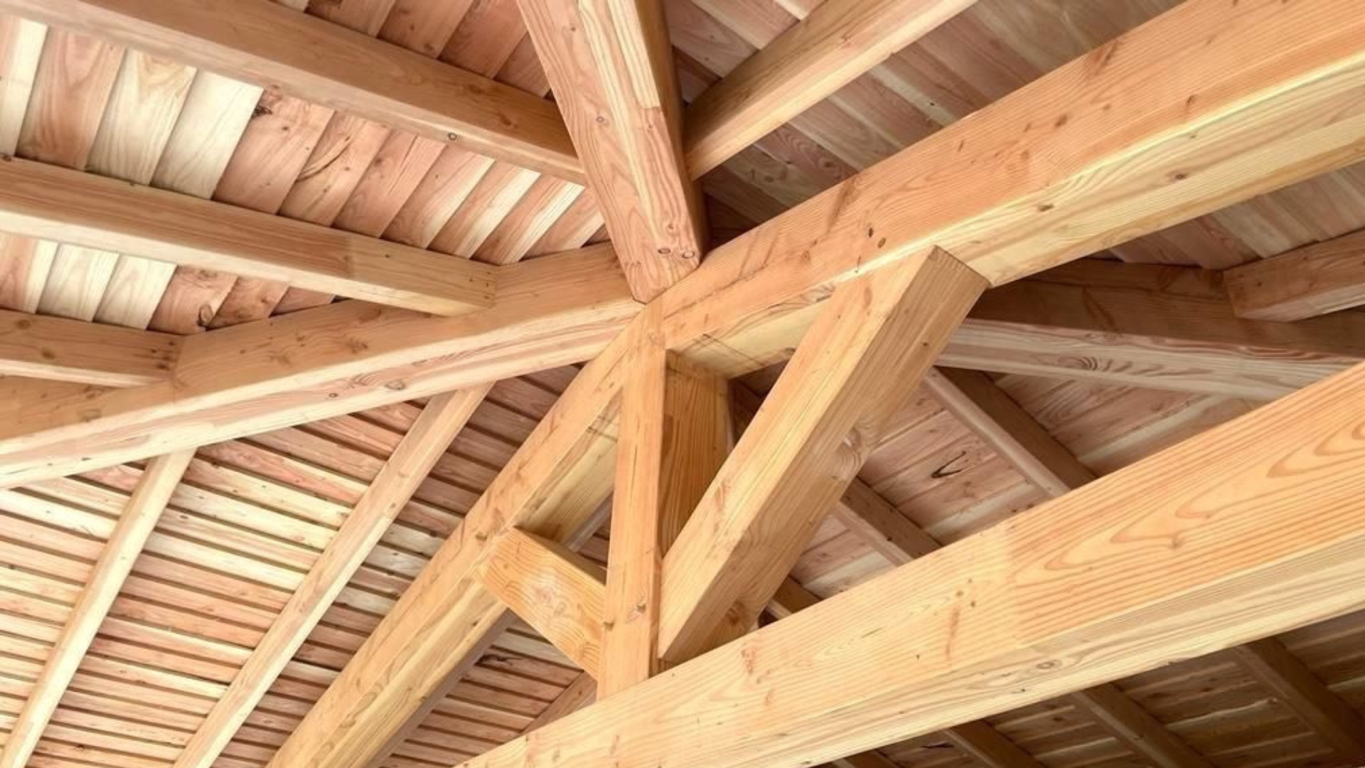 Service structure Mauris Bois Réalisation d'une charpente bois avec les éléments de structure correspondants (pannes, chevrons, poutres...) assemblés. Plans fait par la service structure Mauris Bois.