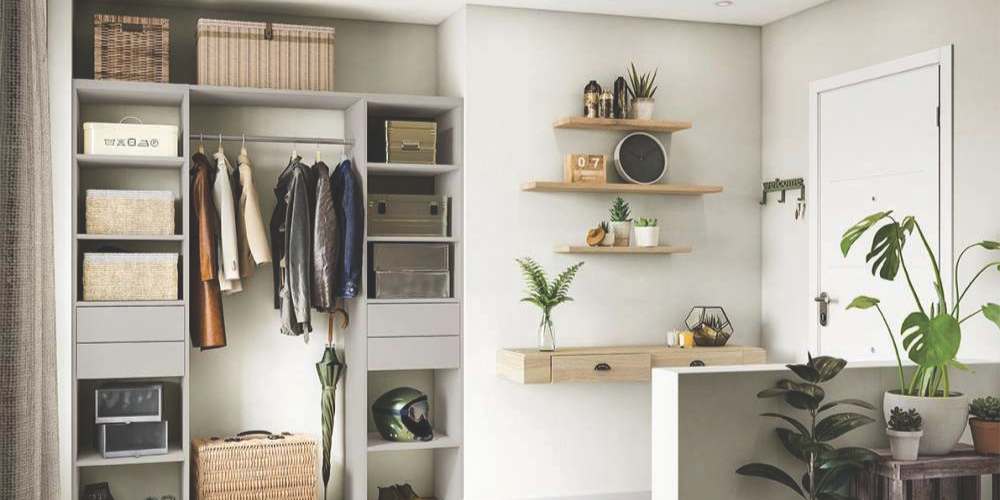 Exemple de réalisation d'un placard d'entrée avec le dressing sur mesure de chez Sogal dressing-sur-mesure-blanc-sogal-dans-une-entree-avec-penderie